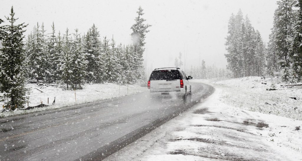 雪道を走行する自動車