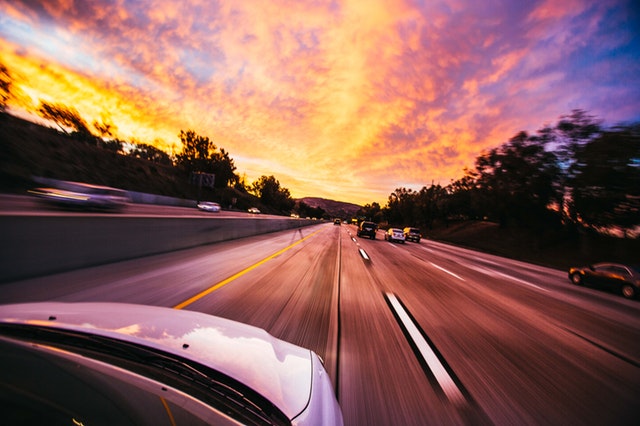 夕暮れ時の運転